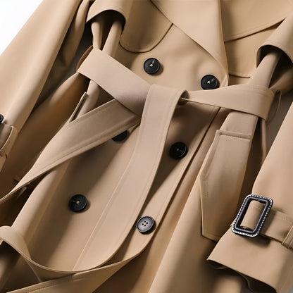 Aulikki™ | Elegantti Trenssitakki – Ajaton Tyylikkyys Joka Tilaisuuteen